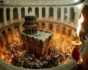 Благодатный огонь сошел в храме Гроба Господня в Иерусалиме