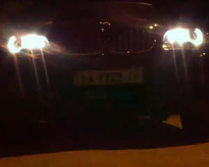 Син Кернеса ганяє на "прокачаній" "BMW" зі спецсигналами