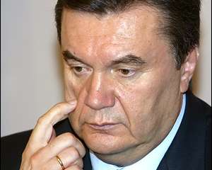 Під ВР прославляють і ганьблять Януковича