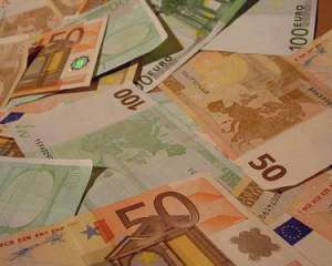 Евро подорожал еще на 5 копеек, доллар почти не колеблется