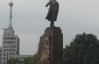 В Харькове к приезду Кирилла приказали чем-то прикрыть памятник Ленину