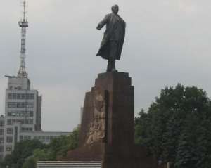 В Харькове к приезду Кирилла приказали чем-то прикрыть памятник Ленину