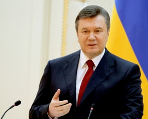 Янукович пообещал подписать закон о красных флагах