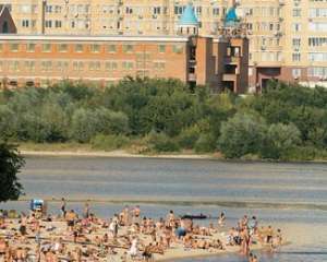 Киевляне открывают купальный сезон задолго до официального старта