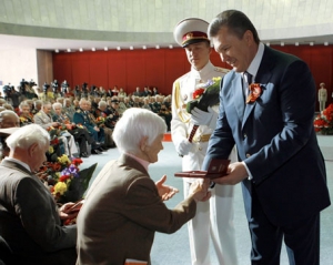 Янукович похвастался миллионами для ветеранов