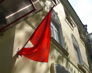 Запретить красные флаги в Ровно решились лишь 12 депутатов