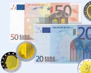 Євро коливається біля максимуму за 17 місяців у парі з доларом
