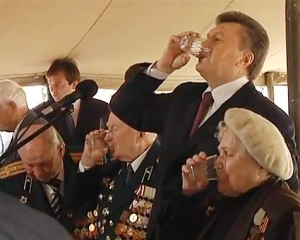 &quot;Показываю&quot;: Янукович продемонстрировал как пить водку