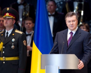 Янукович обещает подбросить денег будущим мамам и папам