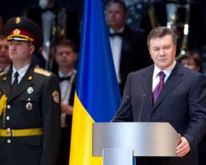 Янукович обіцяє підкинути грошенят майбутнім мамам і татам