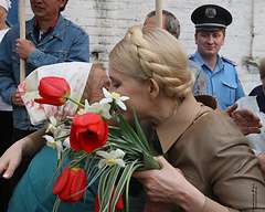 Тимошенко возложила цветы благодарности Алеше