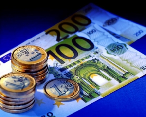 Євро продовжив стрімке падіння на міжбанку
