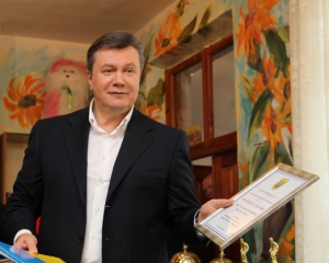 Янукович отправил закон о &quot;красных флагах &quot;  Лавриновичу