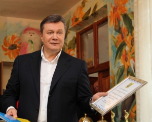 Янукович отправил закон о "красных флагах " Лавриновичу