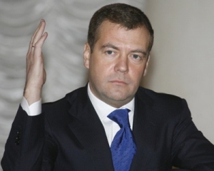 Медведев призвал Януковича не допустить переписывание истории