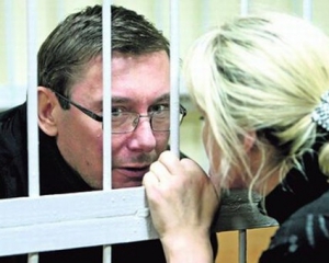 Жена Луценко заявила, что ее муж продержится на ногах еще 3-4 дня 