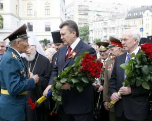 Янукович, Азаров и Литвин возложили венки к Могиле неизвестного солдата