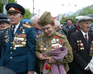 По Хрещатику на бронетранспортері провезли червоний прапор Перемоги