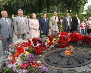 Тимошенко возложила цветы к памятнику Неизвестному солдату