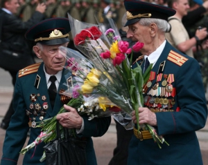 Колонна во главе с Калашниковым пронесла Киевом красный флаг