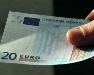 Евро на межбанке продолжил стабильно дешеветь