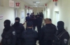 Тимошенко погрюкала у двері лікарні, де лежить Луценко
