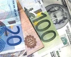 Євро в Україні продовжив падати, долар зміцнився на 2 копійки