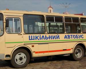 Янукович відправив Табачника кататись шкільним автобусом