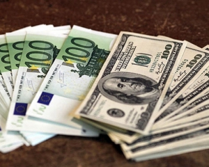 Доллар перевалил за 8 гривен, евро подешевел на 14 копеек