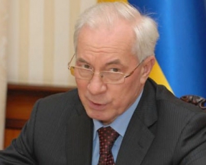 Азаров говорит, что не торгует ни сахаром, ни бензином