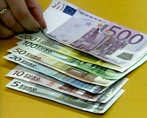 Курс евро опустился на 10 копеек, доллар немного подорожал