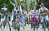 Во Львове организовали велопробег по городу девушек в платьях и юбках 