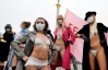Femen проситься к Азарову переночевать