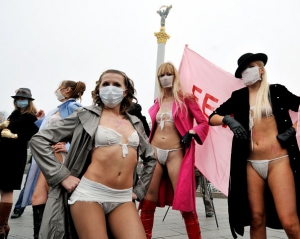 Femen проситься до Азарова переночувати
