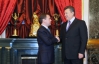 Медведев Януковичу: "Нельзя сидеть на двух стульях"