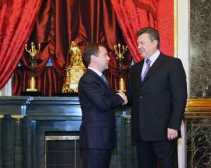 Медведєв Януковичу: &quot;Не можна сидіти на двох стільцях&quot;