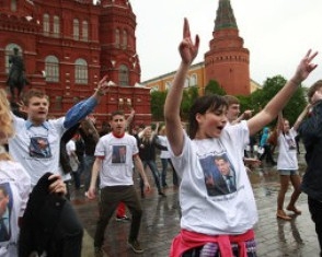 У Москві молодь повторила танець Медведєва