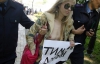 Активістку FEMEN міліція виносила з мітингу вперед ногами