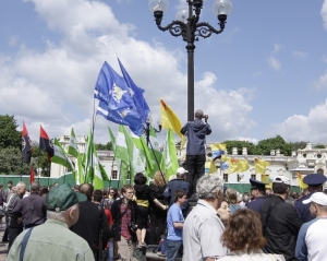 "Щоб увімкнути Україну, треба вимкнути Януковича" - гасло під Радою