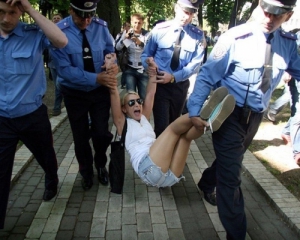 На представительниц движения Femen составят админпротоколы