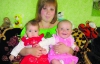 Лілія Павленко годує грудьми доньку і сестру