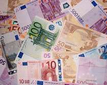 Евро прибавил 17 копеек, доллар почти не колеблется