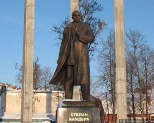 Львівська облрада виділила ще  2,4 мільйони на пам&#039;ятник  Бандері
