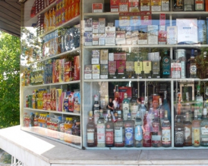 Суд разрешил киевским МАФам продавать алкоголь и табак 