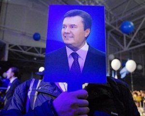 Губернатор Волині радив повісити портрети Януковича у школах?