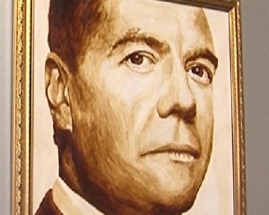 Портрет Дмитрия Медведева нарисовали кофе