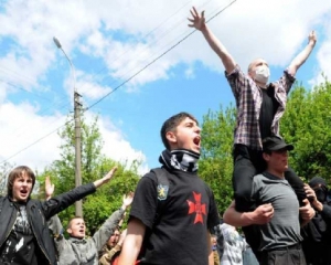 Міліція завела справу за розтоптаний вінок на День Перемоги у Львові