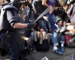 Полиция дубинками расчистила площадь для фанатов &quot;Барселоны&quot;