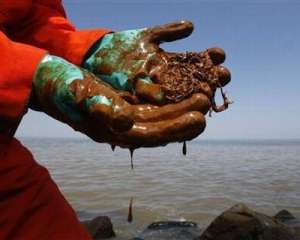 На берег пляжа в Одесской области волнами выбрасываются нефтепродукты