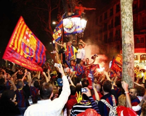 Вболівальники &quot;Барселони&quot; відсвяткували перемогу у Лізі чемпіонів сутичками з поліцією 